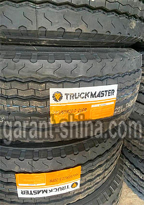 Truck Master TM218 (прицепная) 385/65 R22.5 160L 20PR - Фото протектора с этикеткой вблизи